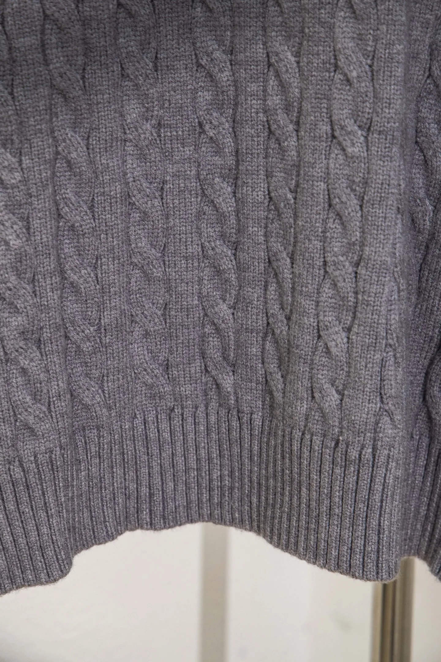 P210 model number: Y195 Ralph Lauren men's round neck sweater men's hemp flower original collar sweater. The version is really good-looking. It can be worn alone or as a jacket to be worn inside or outside. The upper body shows personal fashion charm. Four colors are available. The same style for men and women. A must-see item for new summer products. Tag, hanging grain, washed, packaging bag, full set of accessories. Very good appearance, super exquisite workmanship. Size: S-XL